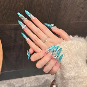 Luxuriöse lange Stiletto-Press-on-Nägel mit blauem Farbverlauf, Cat-Eye und 3D-Strass