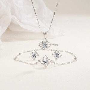 Détail de la parure trèfle en argent S925 sertie de pierres précieuses brillantes