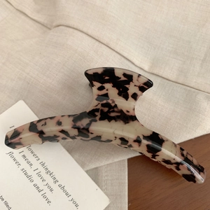 Détail d'une pince à cheveux en acétate haut de gamme avec motif écaille de tortue