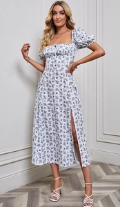 Detailansicht des blauen Blumenkleides mit Puffärmeln und hohem Seitenschlitz am Saum