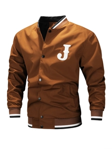Bruine varsity jas voor heren met geborduurde letter J patch en gestreepte boorden