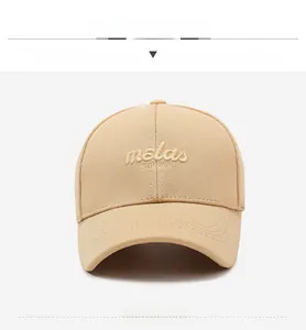 Détail de la casquette beige avec broderie de lettres melas BURGER en relief 3D