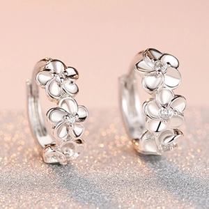 Élégantes boucles d'oreilles camélia plaquées argent 925 avec zircons blancs brillants