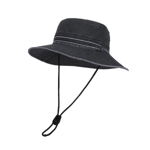 Chapeau de soleil outdoor gris foncé avec large bord et cordon de serrage ajustable