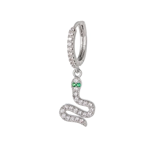 Détail de boucles d'oreilles serpent en argent avec zircons blancs et yeux vert émeraude