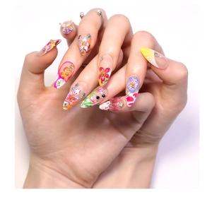 Détails macro d'ongles 3D amande avec motifs floraux, papillons et strass brillants