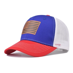 Dettaglio della toppa in pelle con bandiera USA su cappello trucker rosso e blu