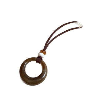 Collana lunga con piuma in stile zen con anello in agata scura e cordino intrecciato