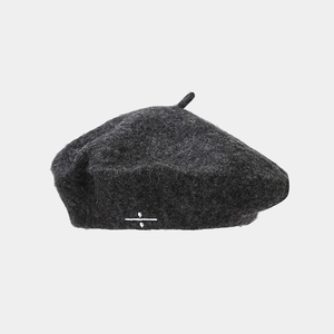 Détail du béret en laine gris anthracite avec broderie blanche du signe de division