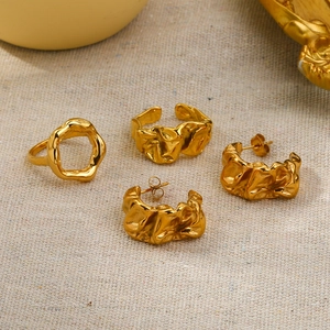 Bague et boucles d'oreilles en acier inoxydable 18k avec texture lave sur tissu