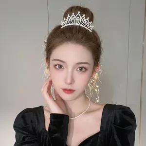 Couronne de cœur argentée élégante avec perles et diamants portée par un mannequin