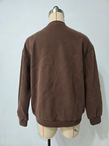Rückansicht braunes Sweatshirt mit Buchstabenstickerei auf einem Schaufensterpuppen-Display