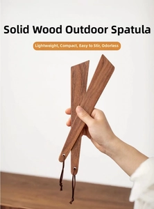 Détail de spatules en bois d'acacia tenues à la main avec grain naturel et cordon