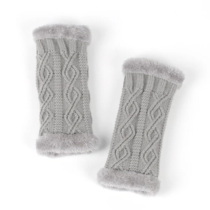 Détails de mitaines en tricot torsadé gris avec des finitions en fausse fourrure douce