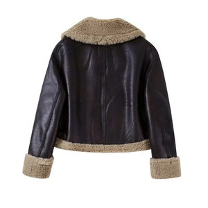 Vue arrière d'un blouson aviateur marron en simili cuir et peau de mouton retournée