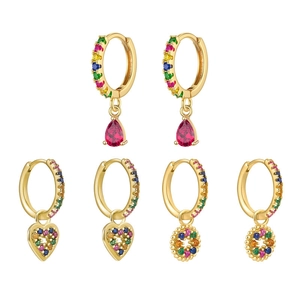 Parure de boucles d'oreilles dorées avec pierres arc-en-ciel et pendentifs variés