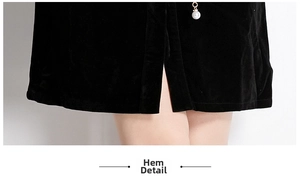 Detail des Samtkleid-Saums mit Seitenschlitz und elegantem weißem Perlen-Anhänger