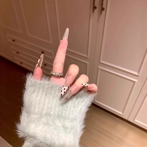 Faux ongles longs amande avec motif léopard français et détails en strass brillants