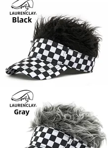 Dettaglio di visiere a scacchi con capelli sintetici soffici in nero e grigio