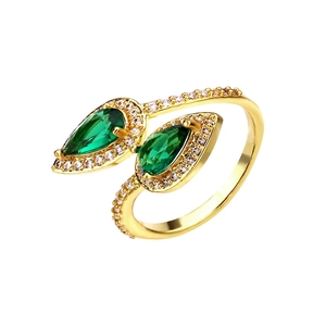 Détail d'une bague plaquée or 18K avec deux émeraudes poire et petits diamants