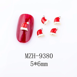 Detailansicht der 5x6mm Weihnachtsmützen-Nagelanhänger in Rot und Weiß mit Glitzerstein