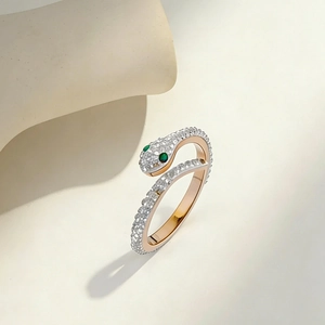 Bague serpent élégante en or rose avec cristaux blancs étincelants et yeux en pierre verte