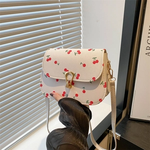 Weiße Satteltasche mit Kirschmuster und goldenem Metallverschluss für Damen