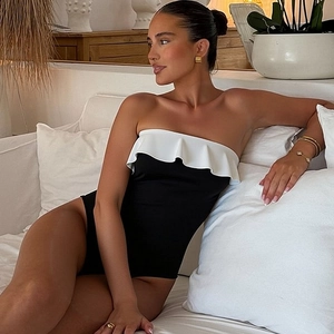 Maillot de bain une pièce bustier élégant avec volants noir et blanc pour femme