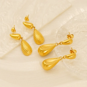 Boucles d'oreilles chic en acier titane plaqué or 18k avec textures rayée et polie