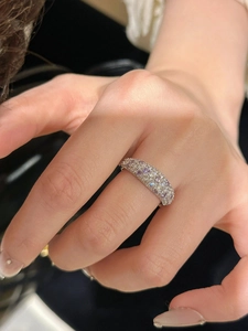 Nahaufnahme eines breiten Rings mit lila und weißen Zirkonia in Silber-Finish