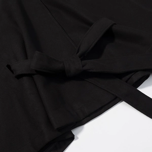 Eleganter schwarzer Wollcape-Mantel mit stilvollem Bindegürtel und feiner Textur