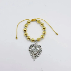 Bracelet en perles de style gothique rétro avec pendentif cœur argenté orné sur cordon jaune.