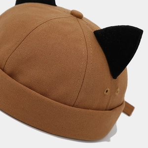 Dettaglio del cappello docker kaki con orecchie di gatto che mostra la tela e le cuciture