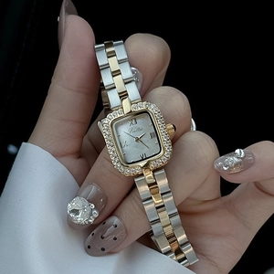 Montre carrée pour femme avec cadran en nacre et bracelet en acier bicolore au poignet
