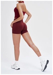 Détail de l'ensemble de yoga sans couture bordeaux avec brassière et short de sport