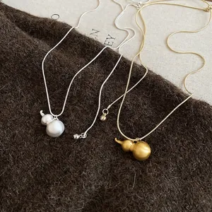 Collana con ciondolo a zucca in oro e argento opaco, elegante catena a serpente
