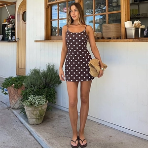 Détail de la mini robe française à pois avec coupe ajustée et bretelles spaghetti fines