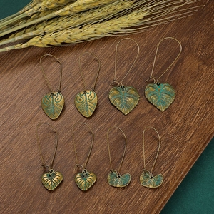 Boucles d'oreilles vintage en bronze en forme de feuilles avec émail vert rétro