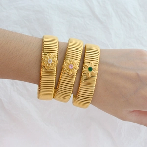 French Vintage Stainless Steel Gold Plated Flower Tubogas Stretch Bracelet For Women Rhinestone Inlaid Floral Open Bangle Jewelry