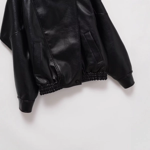 Veste baseball femme en cuir PU noir avec design asymétrique et texture grainée