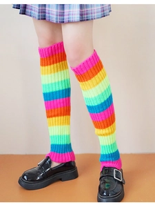 Détail de jambières tricotées à rayures arc-en-ciel pour styles Lolita et JK
