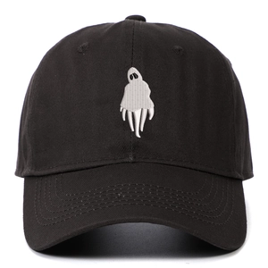 Gros plan d'une broderie fantôme blanche sur casquette de baseball en coton noir