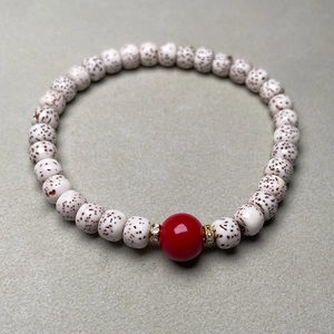 Close-up of Xingyue Bodhi beads with red agate and gold-plated spacers bracelet