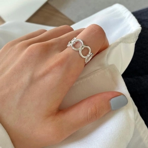 Close-up of a 925 sterling silver ring featuring a linked chain hollow design on finger