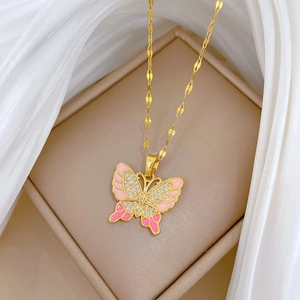 Elegante collana in acciaio al titanio con ciondolo a farfalla in smalto rosa e zirconi