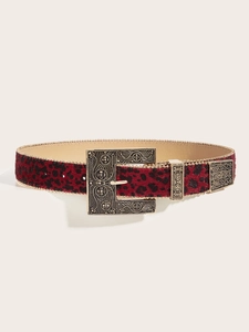 Détail d'une ceinture léopard avec boucle dorée vintage et gravures florales