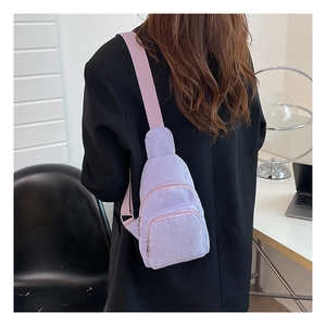Brusttasche aus Cord in Lila mit vertikaler Textur und verstellbarem Schultergurt-Detail