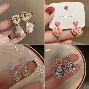 Elegante set di orecchini floreali in cristallo e perla con rose e motivi a tulipano