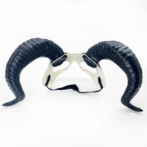 Détail du serre-tête cornes de bélier noires avec base blanche et sangle élastique