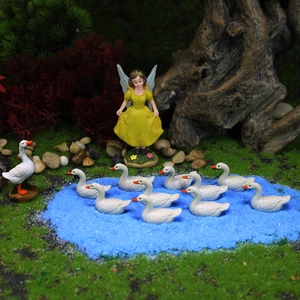 Kit jardin féerique avec poupée princesse en résine et cygnes blancs sur mousse